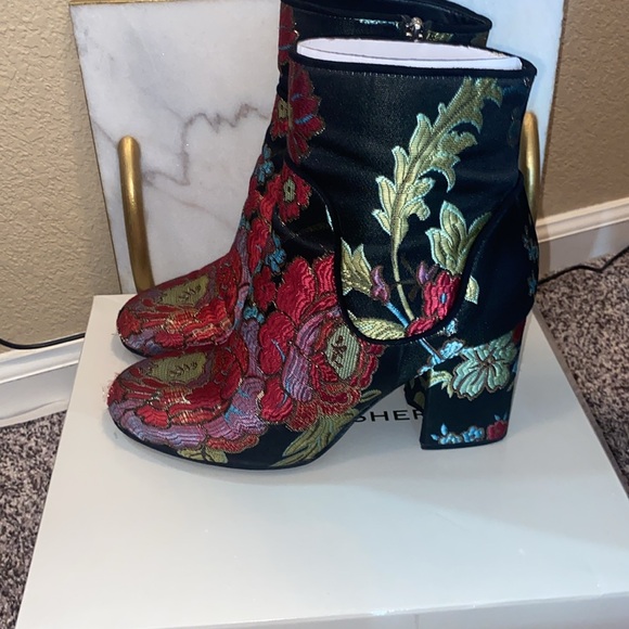Cute Marc Fisher multi color booties - Picture 2 of 4